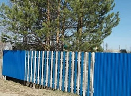 Комбинированный забор из профнастила и штакетника
